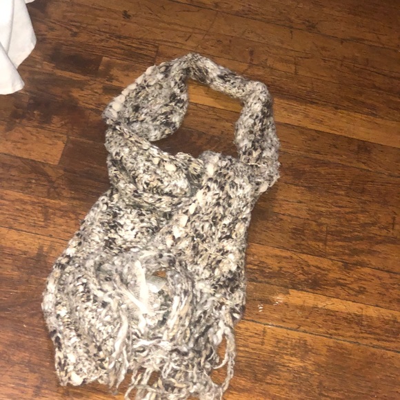 Guess Scarf - Picture 3 of 3